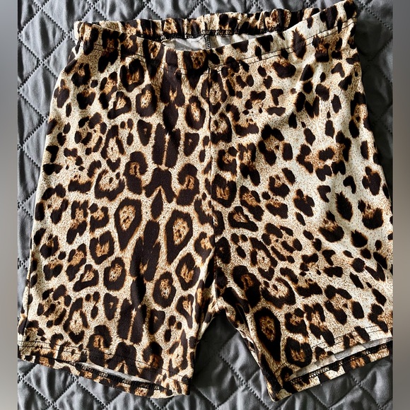 SHEIN Maternity Leopard Print Shirt & Shorts set - Picture 8 of 8